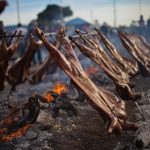 Corderos en el almuerzo solidario de Madryn al Plato